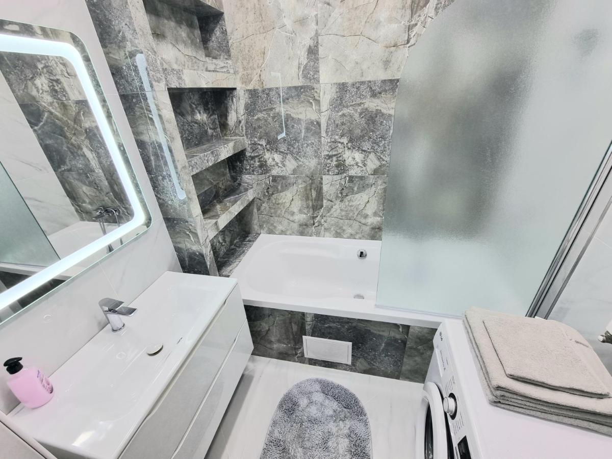 Center, Albisoara Str., 1Bedroom And Living With Balcony Kişinev Dış mekan fotoğraf